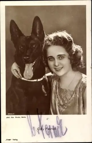 Ak Schauspielerin Cilly Feindt, Portrait mit Schäferhund