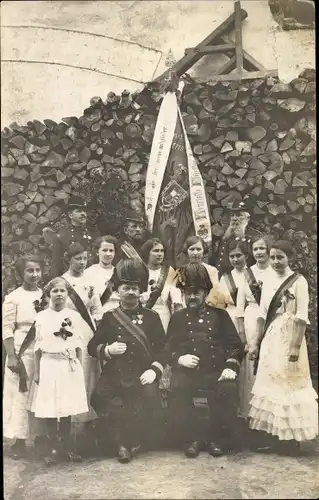 Foto Ak Gruppenbild deutsche Soldaten, Mädchen, Kaiserreich, Federbusch