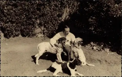 Foto Ak Mann und seine drei Hunde, Portrait