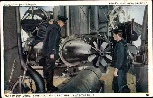 Ak Britisches Kriegsschiff, Inserting torpedo in firing tube, Seeleute