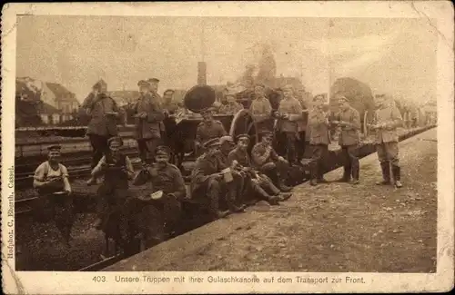 Ak Deutsche Soldaten in Uniformen mit Gulaschkanone auf dem Transport zur Front, I WK
