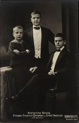 Ak Kronprinz Georg von Sachsen, Prinzen Friedrich Christian und Ernst Heinrich, Portrait