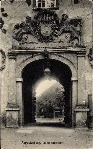 Ak Augustusburg im Erzgebirge, Tor im Schlosshof