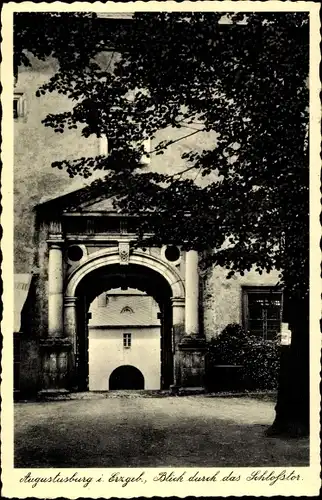 Ak Augustusburg im Erzgebirge, Blick durch das Schlosstor