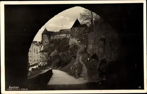 Ak Bautzen in der Oberlausitz, Teilansicht, Blick aus einem Tunnel