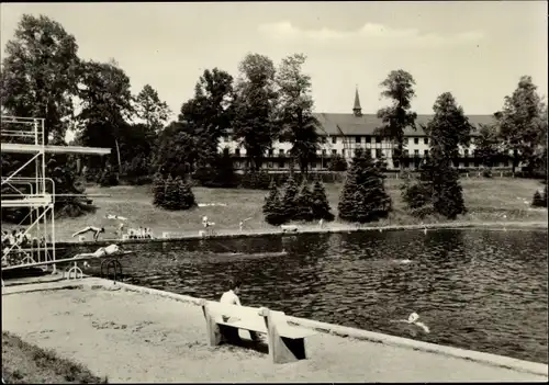 Ak Warmbad Wolkenstein in Sachsen, Schwimmbad, Badegäste, Sprungturm