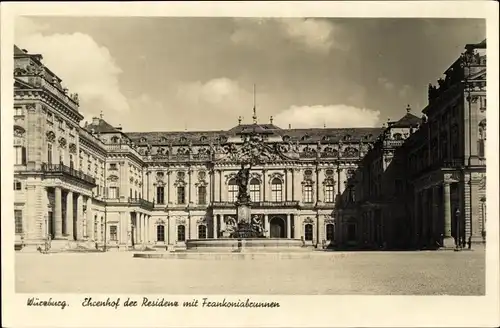 Ak Würzburg am Main Unterfranken, Ehrenhof d. Residenz mit Frankonialbrunnen