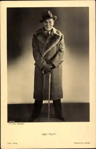 Ak Schauspieler Igo Sym, Portrait, Mantel, Gehstock, Hut
