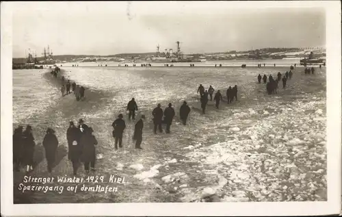 Foto Ak Kiel, Winter 1929, zugefrorener Hafen, Kriegsschiff, Linienschiff im Eis