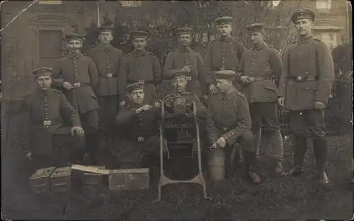 Foto Ak Deutsche Soldaten in Uniformen mit Maschinengewehr, MG Trupp