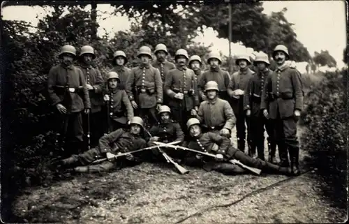 Foto Ak Deutsche Soldaten in Uniformen, Sturmsoldaten mit Stahlhelm, Bajonett
