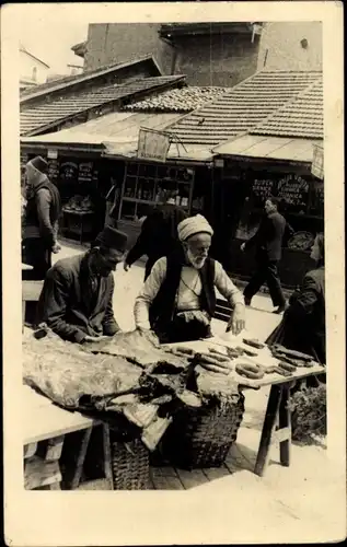 Foto Ak Straßenhändler auf einem Türkischen Bazar