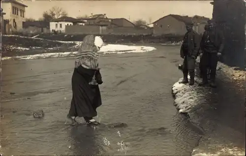 Foto Ak Überschwemmter Ort, Männer in Uniformen, Anwohnerin