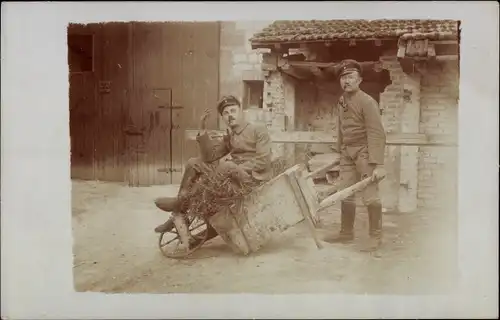 Foto Ak Deutsche Soldaten in Uniformen, Kaiserzeit, Schubkarre