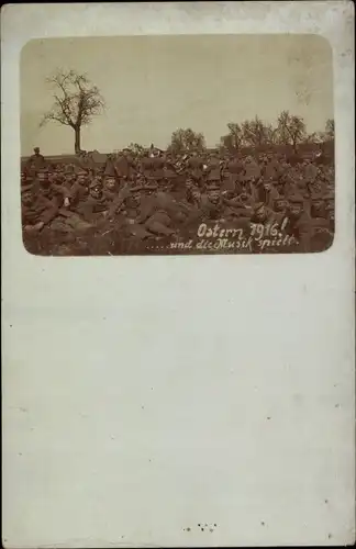 Foto Ak Ostern 1916 und die Musik spielt, Deutsche Soldaten in Uniformen