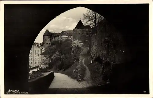 Ak Bautzen in der Oberlausitz, Teilansicht, Blick aus einem Tunnel