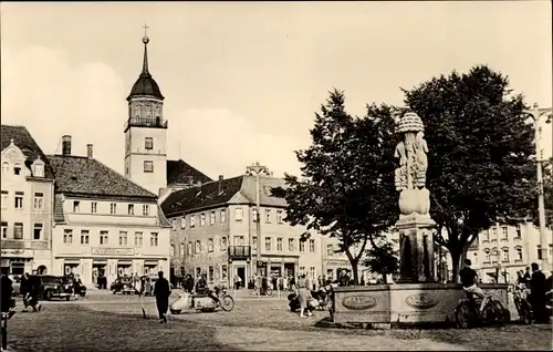 Ak Bischofswerda, Paradiesbrunnenauf dem Altmarkt, Textilienladen, Passanten