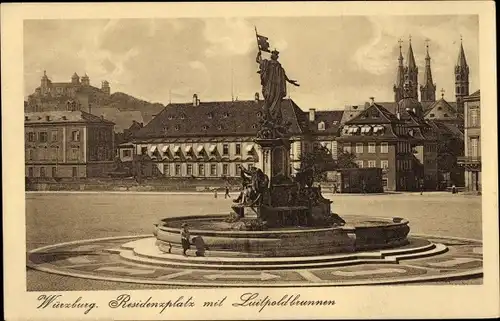 Ak Würzburg am Main Unterfranken, Residenzplatz mit Luitpoldbrunnen