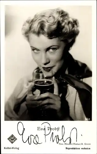 Ak Schauspielerin Eva Probst, mit einem Weinglas, Portrait, Autogramm