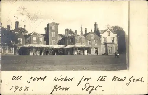 Foto Ak Großbritannien, Ortsansicht, Platz, Wohnhäuser