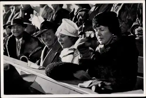 Sammelbild Olympia 1936, Sonja Henie als Zuschauerin beim Paarlauf Maxie Herber, Ernst Baier