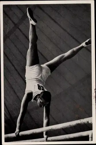 Sammelbild Olympia 1936, Deutsche Turnerin Käthe Sohnemann am Barren