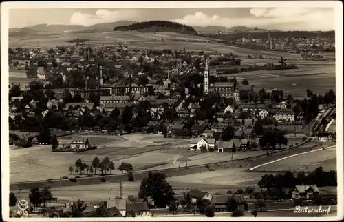 Ak Leutersdorf in der Oberlausitz, Ortsansicht mit Kirche und Schloten