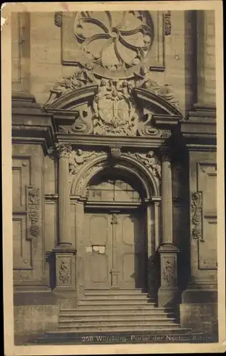 Ak Würzburg Unterfranken, Blick auf das Portal der Neubau Kirche