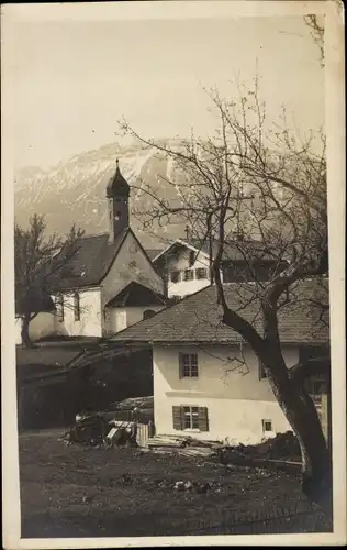 Foto Ak Nesselwang im Allgäu, Ortsansicht mit Kirche, Wohnhäuser, Berge