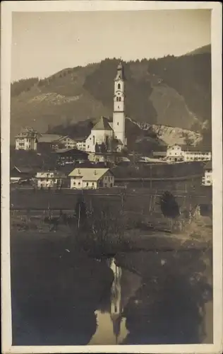 Foto Ak Nesselwang im Allgäu, Ortsansicht, Kirche, Berg, Fluss