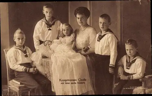 Ak Kronprinzessin Cecilie mit ihren sechs Kindern