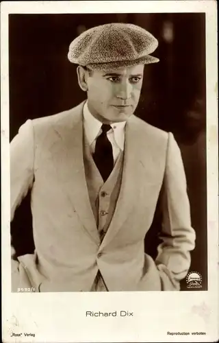 Ak Schauspieler Richard Dix, Portrait, Mütze
