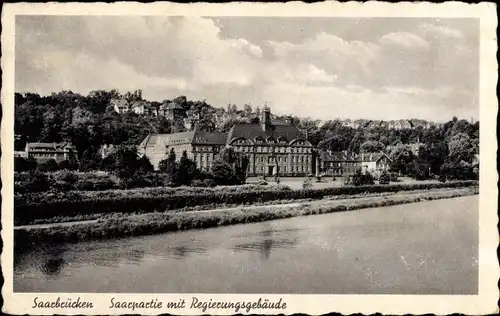 Ak Saarbrücken im Saarland, Saarpartie mit Regierungsgebäude