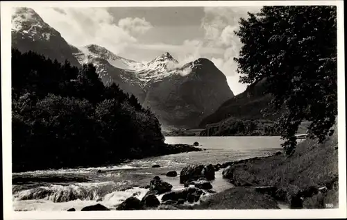 Ak Norwegen, Flusspartie, Seemündung, Landschaftspanorama, Berggipfel