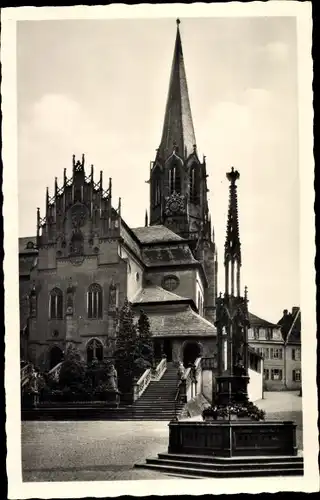 Ak Aschaffenburg in Unterfranken, Stiftskirche, Pilgerbrunnen