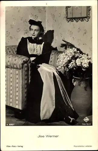 Ak Schauspielerin Ilse Werner, Portrait, Sessel, Blumen