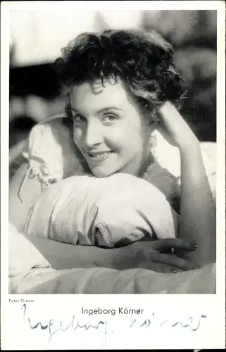Ak Schauspielerin Ingeborg Körner, Portrait im Bett, Kissen, Autogramm