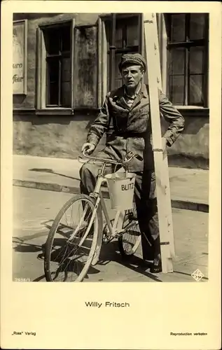 Ak Schauspieler Willy Fritsch, Portrait auf einem Fahrrad, Blitz Blank