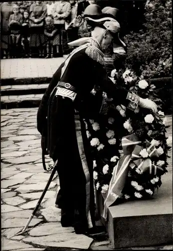 Foto König Haakon VII von Norwegen ?, Kranzniederlegung