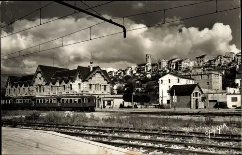 Ak Puigcerda Katalonien, Estación, Blick vom Bahnhof auf die Stadt, Zug, Hotel