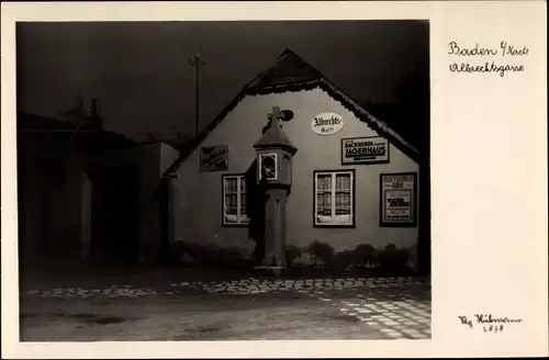 Ak Baden bei Wien in Niederösterreich, Albrechtsgasse bei Nacht