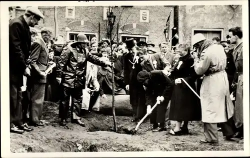 Ak Dreischor Zeeland, Opa Kip plant de eerste boom aan de Ring