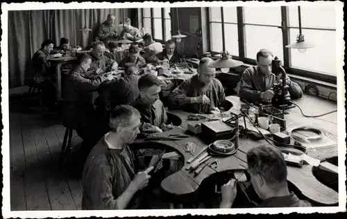 Foto Ak Arbeiter an Tischen in einer Fabrik, Werkstatt