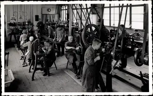Foto Ak Arbeiter an Maschinen in einer Fabrik, Werkstatt