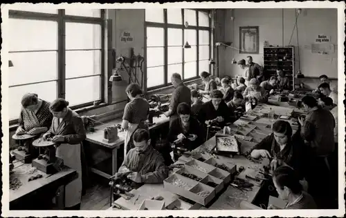 Foto Ak Arbeiter an Tischen in einer Fabrik, Werkstatt