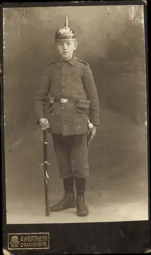 Kabinett Foto Berlin Kreuzberg, Junge in Uniform, Pickelhaube, Portrait