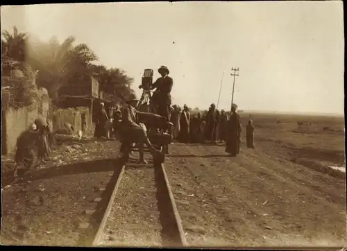 Foto Ägypten, Oase Kharga, Reilweg Film Trolly, Filmteam