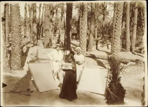 Foto Ägypten, Oase Kharga, Filmteam, Mädchen mit Zeitung