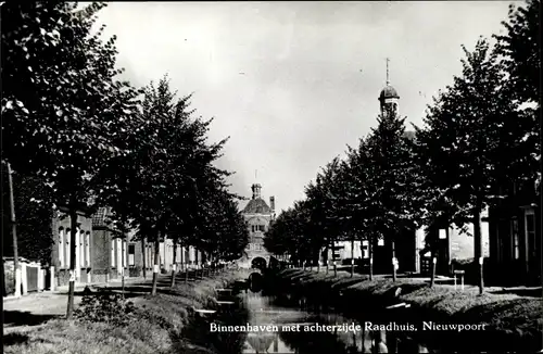 Ak Nieuport Nieuwpoort Molenlanden Südholland, Binnenhaven met achterzijde Raadhuis