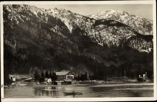 Ak Kochel am See in Oberbayern, Erholungsheim Seehof mit Jochberg, Boot